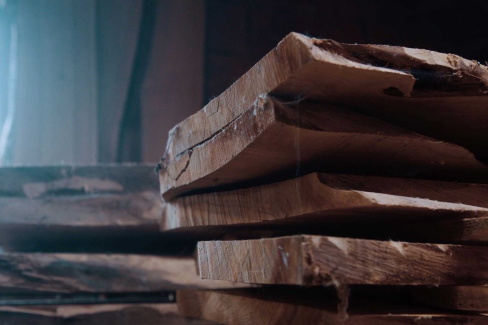 
				Holzlatten liegen in Florians Holzlager auf dem Dachboden.

			