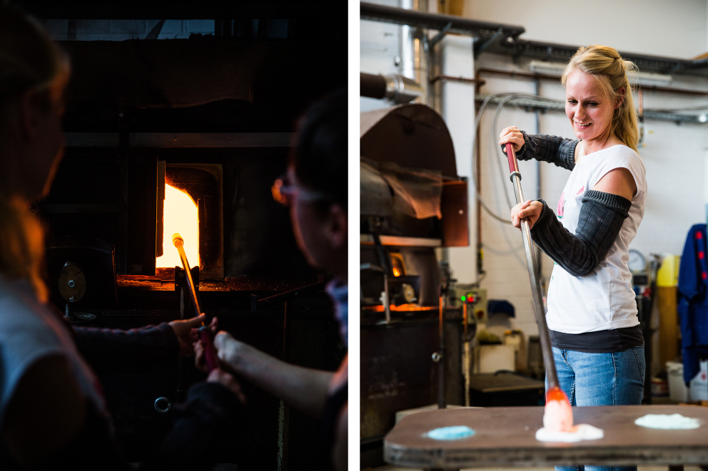Mit dem flüssigen Glas an der Spitze der Pfeife rollt Birte durch die weißen Glassplitter Mit dem flüssigen Glas an der Spitze der Pfeife rollt Birte durch die weißen Glassplitter