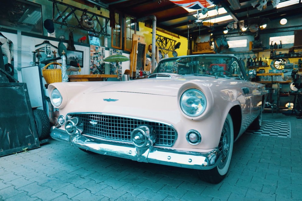 
				Ein Oldtimer steht in Willis Garage

			