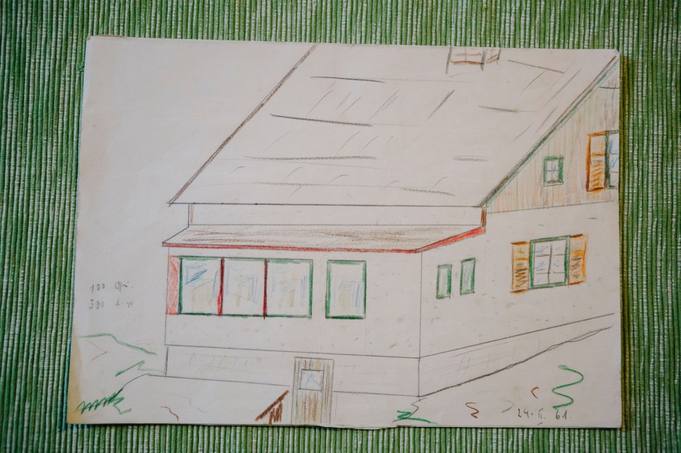 Weißes Blatt mit per Hand gezeichneter Skizze eines Hauses. Weißes Blatt mit per Hand gezeichneter Skizze eines Hauses.