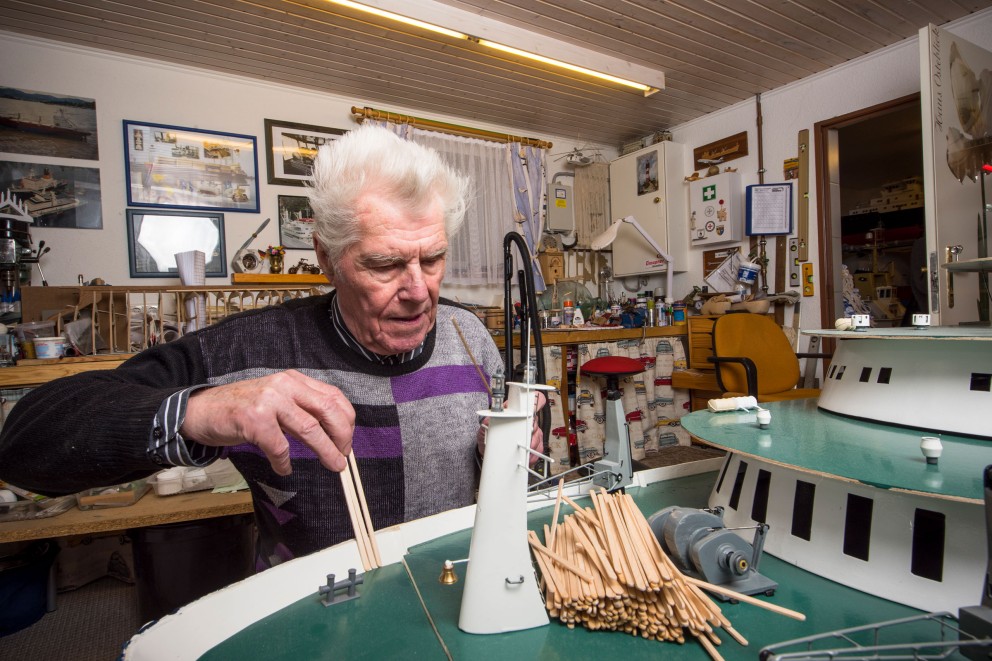 
				Holz ist sein Material, in allen Größen: letzte Feinarbeiten an der „Ostetor“.

			