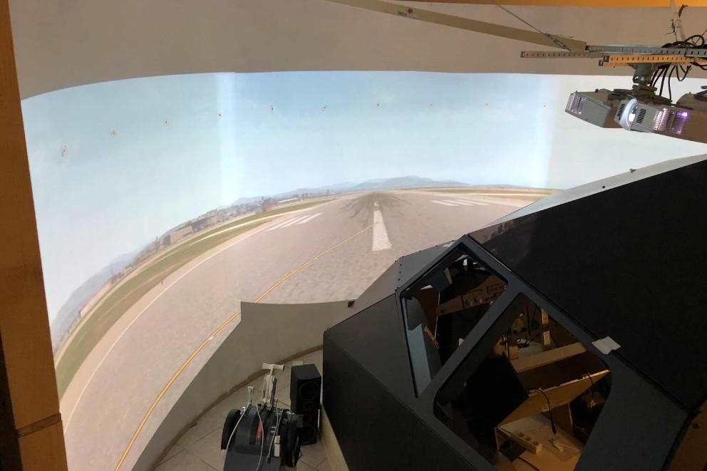 
				Endlich: das fertige Cockpit mit Leinwand und Projektoren. Das hat Stephan Buchmann gebaut, um darin einen lebensechten Flugsimulator nutzen zu könnsen.

			