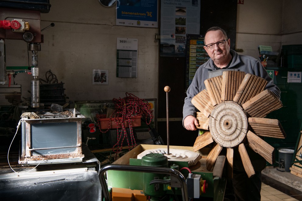 
				Alle Mühlräder entwarf Stefan selbst: Das Holz stammt von Bäumen, die über einer Meereshöhe von 500 Metern an Nordhängen stehen. Vor dem Einsatz liegen die Holzscheiben bis zu eineinhalb Jahre im Wasser des Bachs, um Mineralien aufzunehmen und auszuhärten.

			