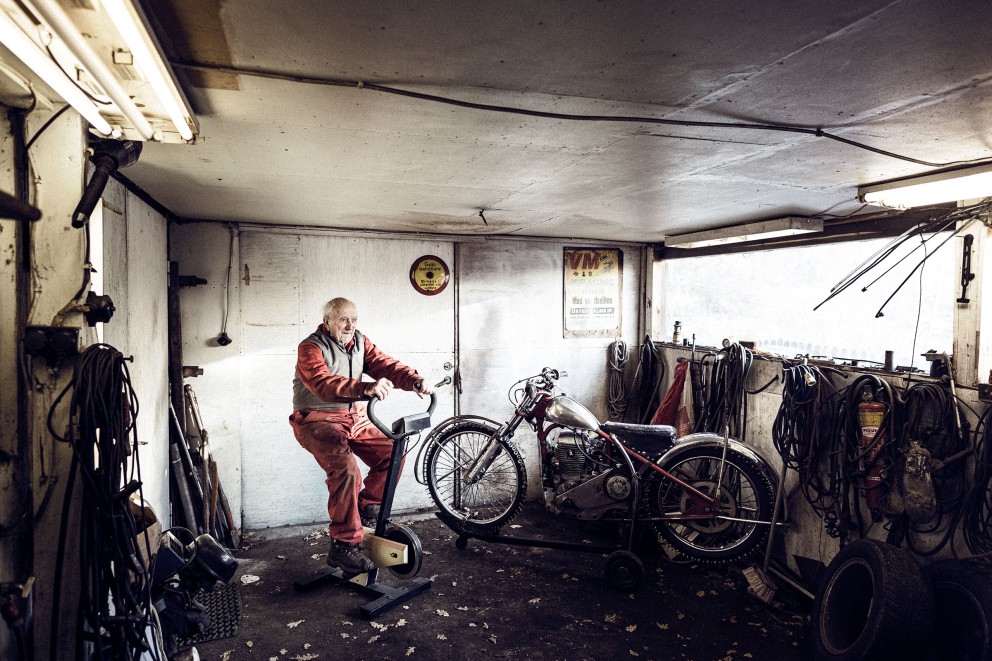 
				Noch mit 98 Jahren fuhr Olle Åhnström bei einem Speedway Rennen auf dem Motorrad mit – Weltrekord, einen älteren Teilnehmer gab es noch nie.

			