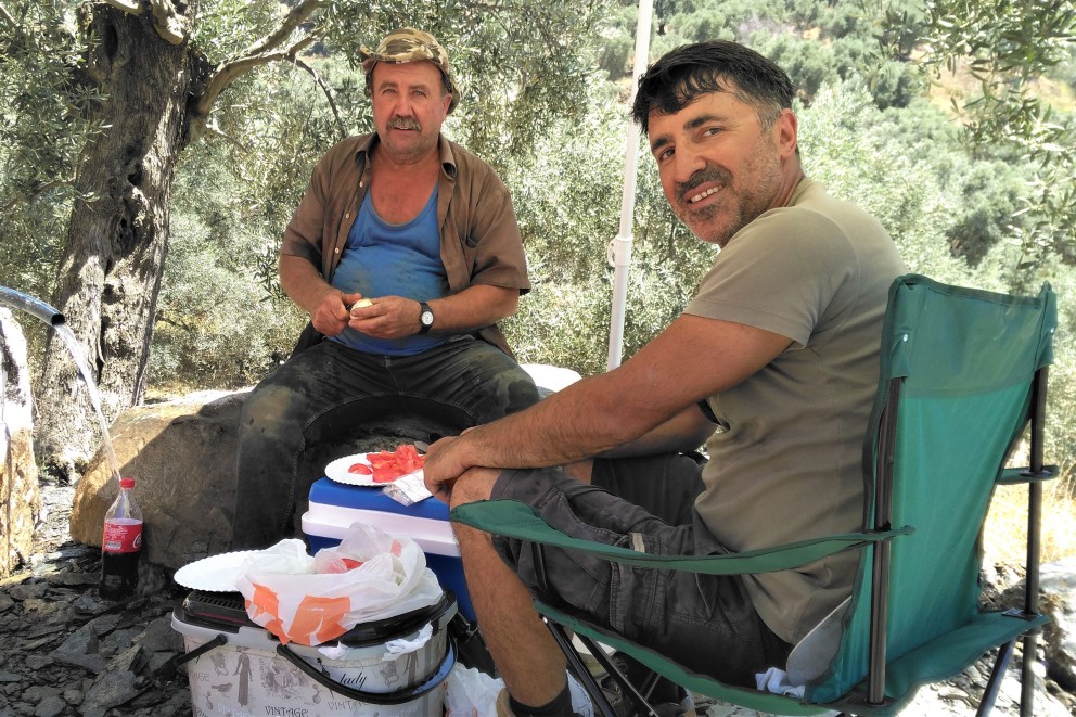 
				Schauspieler Haydar Zorlu und ein Handwerker auf Campingstühlen.

			