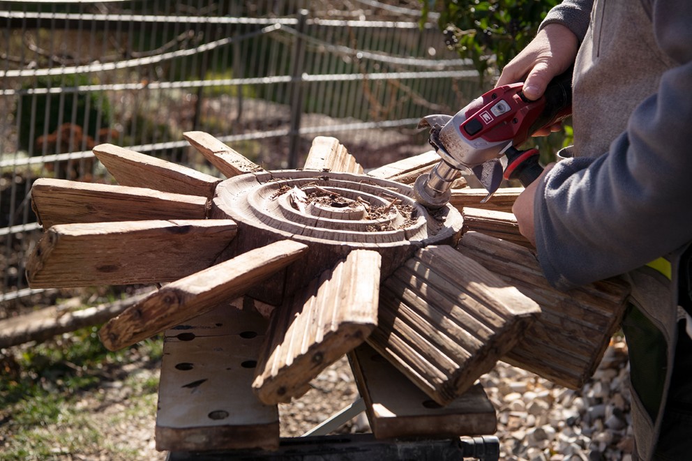 
				Die Rillen des Mühlrads aus Buchenholz müssen bearbeitet werden. Nur so laufen die Kugeln „rund“. Bis zu 300.000 mal am Tag kreisen sie im Mahlwerk.

			