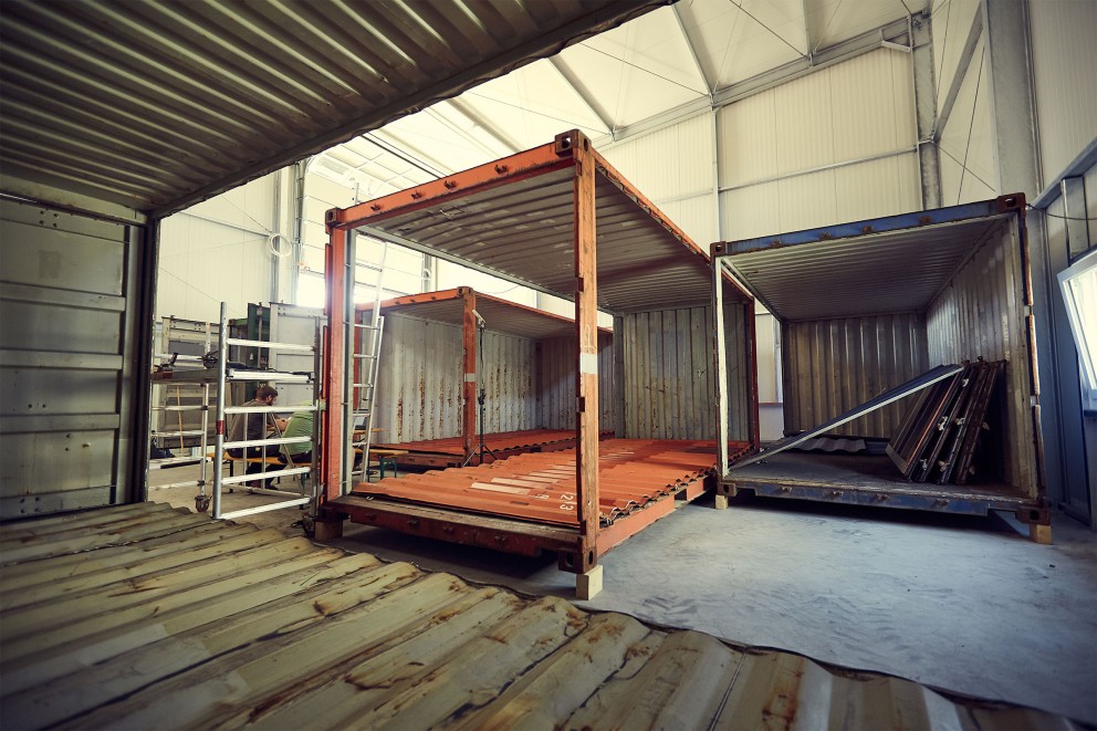 
				Nackter Container: Die Wände sind raus.

			