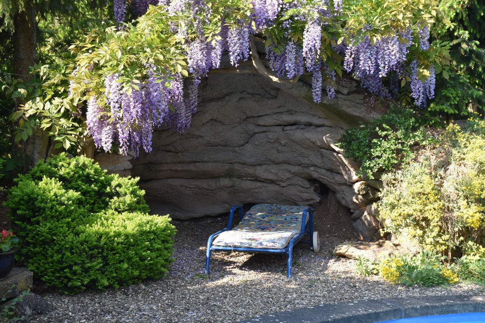 Zweieinhalb Meter hoch: Die Grotte am Pool bietet Schatten im Sommer. Zweieinhalb Meter hoch: Die Grotte am Pool bietet Schatten im Sommer.