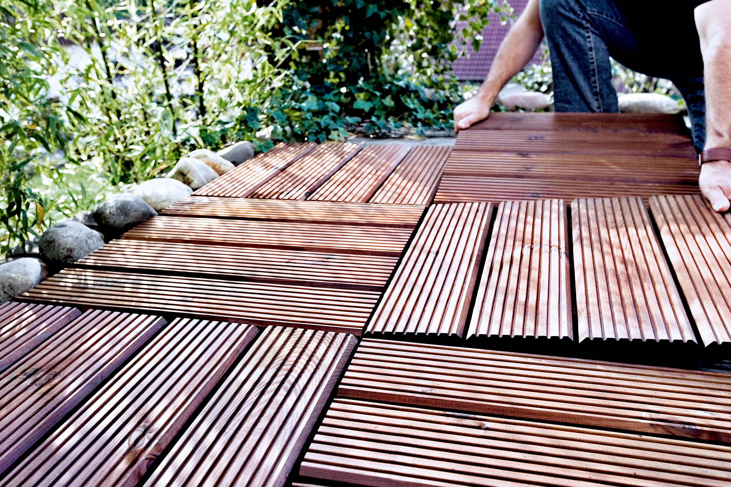 Pose de dalles de terrasse brunes dans le jardin