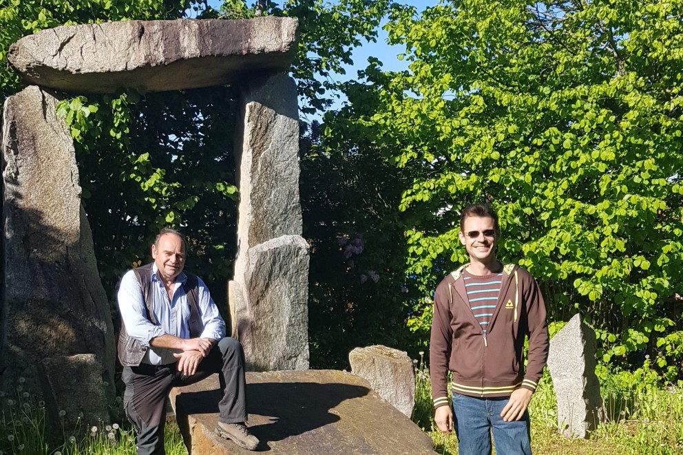 Werner mit seinem Sohn Thomas am inneren Ring: Steine für den äußeren Steinring sind schon da ... Werner mit seinem Sohn Thomas am inneren Ring: Steine für den äußeren Steinring sind schon da ...