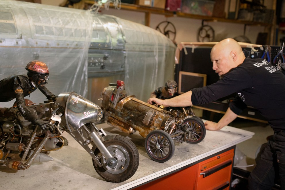 
				Georges Ayusawas aktuelles Steampunk Projekt: die „Speed Devils“. An diesen Adrenalin Junkies arbeitet er bereits seit Monaten in einer Werkstatt in der schweizerischen Stadt Neuchâtel.

			