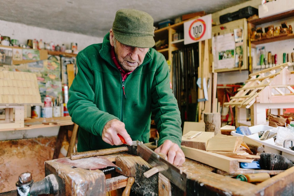 Paul sägt eine Holzleiste mit einer Handsäge. Paul sägt eine Holzleiste mit einer Handsäge.
