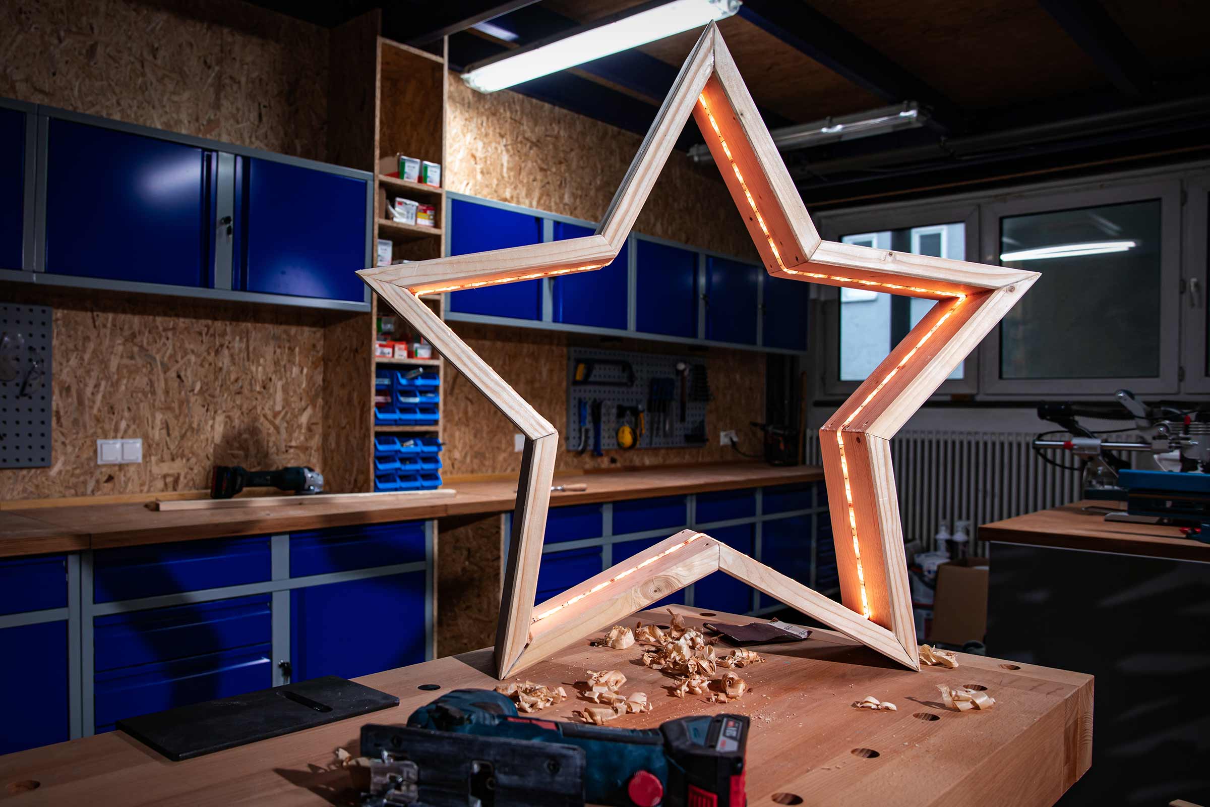 Étoile décorative en bois avec éclairage dans un atelier