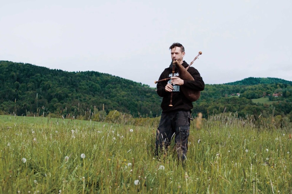 
				Florian spielt auf einem Feld mit einem fertigen Dudelsack.

			