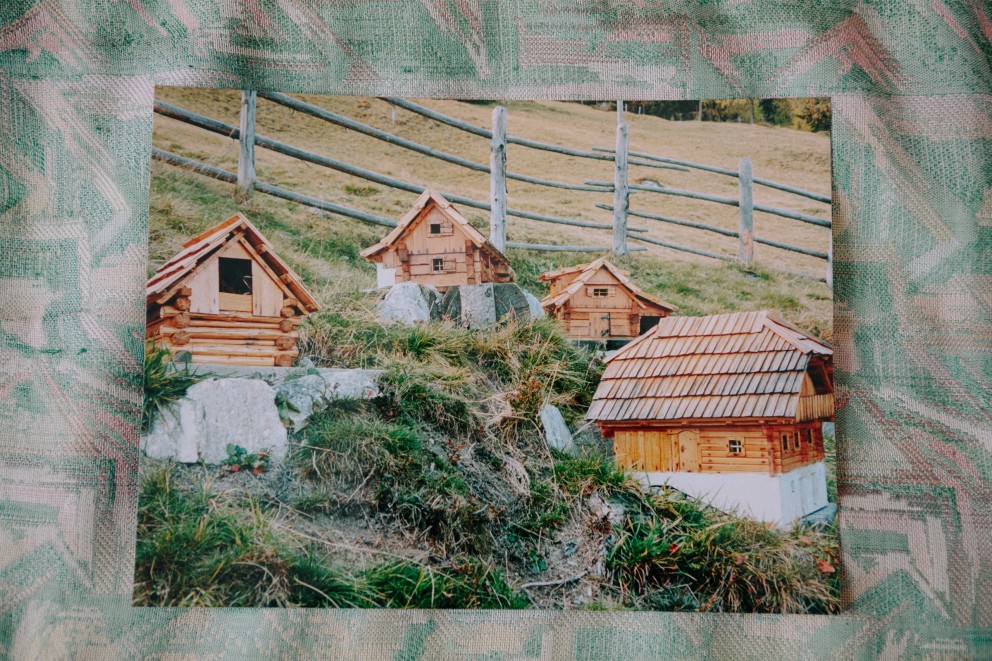 Foto von Miniatur Bauernhäusern auf einer Bergwiese. Foto von Miniatur Bauernhäusern auf einer Bergwiese.