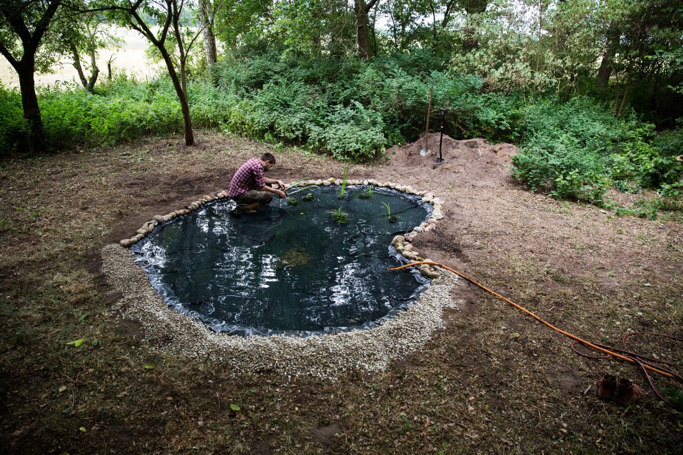 Jetzt oder nie: Sascha legt einen Gartenteich an