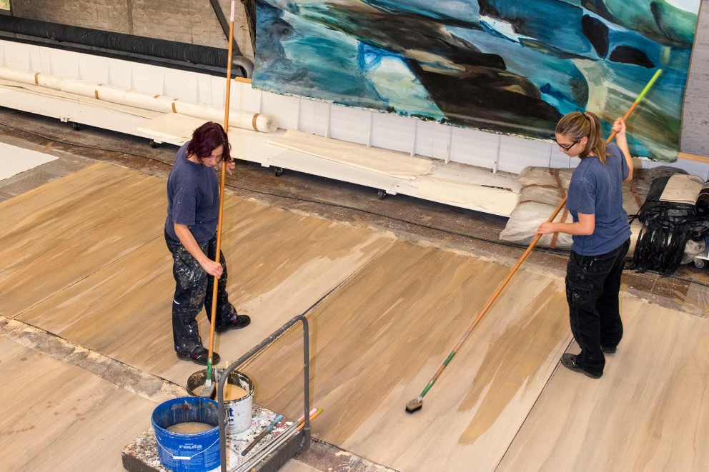 Theaterhintergründe, sogenannte Prospekte, werden im Stehen gemalt. Die riesigen Pinsel mit dazu passenden Stäben stellt Sybille Großmann in ihrer Werkstatt in Ravensburg her. Theaterhintergründe, sogenannte Prospekte, werden im Stehen gemalt. Die riesigen Pinsel mit dazu passenden Stäben stellt Sybille Großmann in ihrer Werkstatt in Ravensburg her.