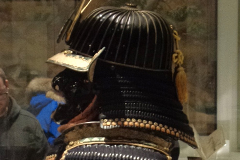 Seitenansicht eines Samurai Helms in einem Museum in London. Seitenansicht eines Samurai Helms in einem Museum in London.