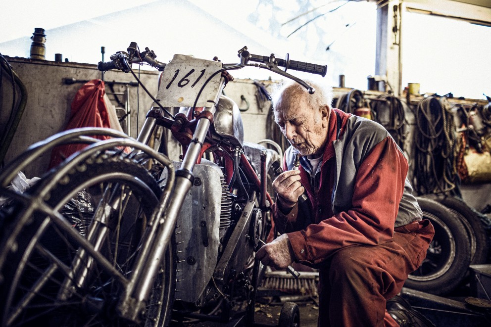 Wenn er kann, kommt Olle Åhnström in seine Werkstatt in Huddinge. Dort schraubt, pflegt und verbessert er seine Motorräder – und hält sich dadurch selbst in Schuss. Wenn er kann, kommt Olle Åhnström in seine Werkstatt in Huddinge. Dort schraubt, pflegt und verbessert er seine Motorräder – und hält sich dadurch selbst in Schuss.