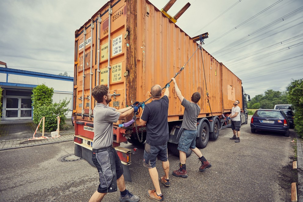 Anlieferung per Laster: Alex, Peter und Thomas besorgen sich Container. Aus ihnen bauen sie Büro und Werkstatt. Anlieferung per Laster: Alex, Peter und Thomas besorgen sich Container. Aus ihnen bauen sie Büro und Werkstatt.