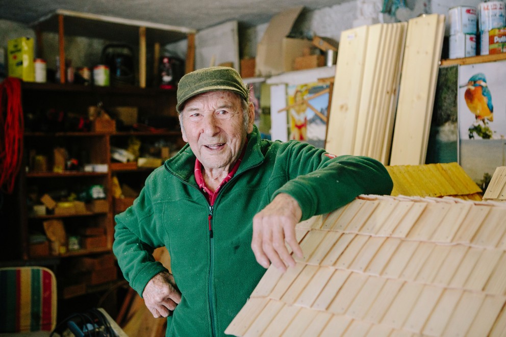Paul Schmiedmaier in seiner Werkstatt vor einem seiner Miniatur Bauernhäuser. Paul Schmiedmaier in seiner Werkstatt vor einem seiner Miniatur Bauernhäuser.