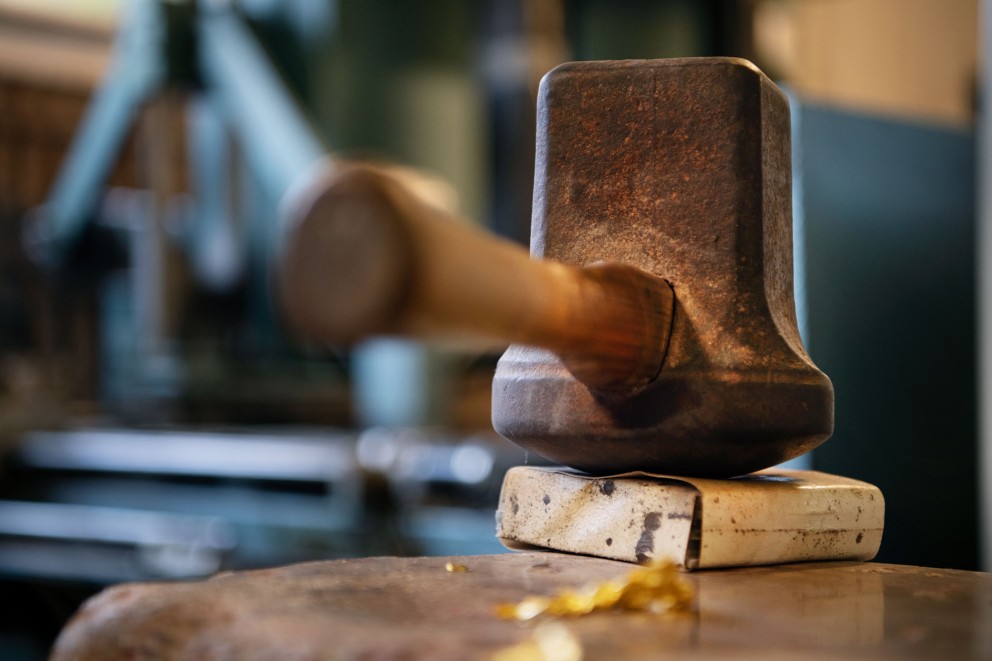 Bis zu 5000 mal schlägt Dieter Drotleff mit einem Hammer auf das Päckchen Blattgold, bis es die richtige Dicke hat. Bis zu 5000 mal schlägt Dieter Drotleff mit einem Hammer auf das Päckchen Blattgold, bis es die richtige Dicke hat.