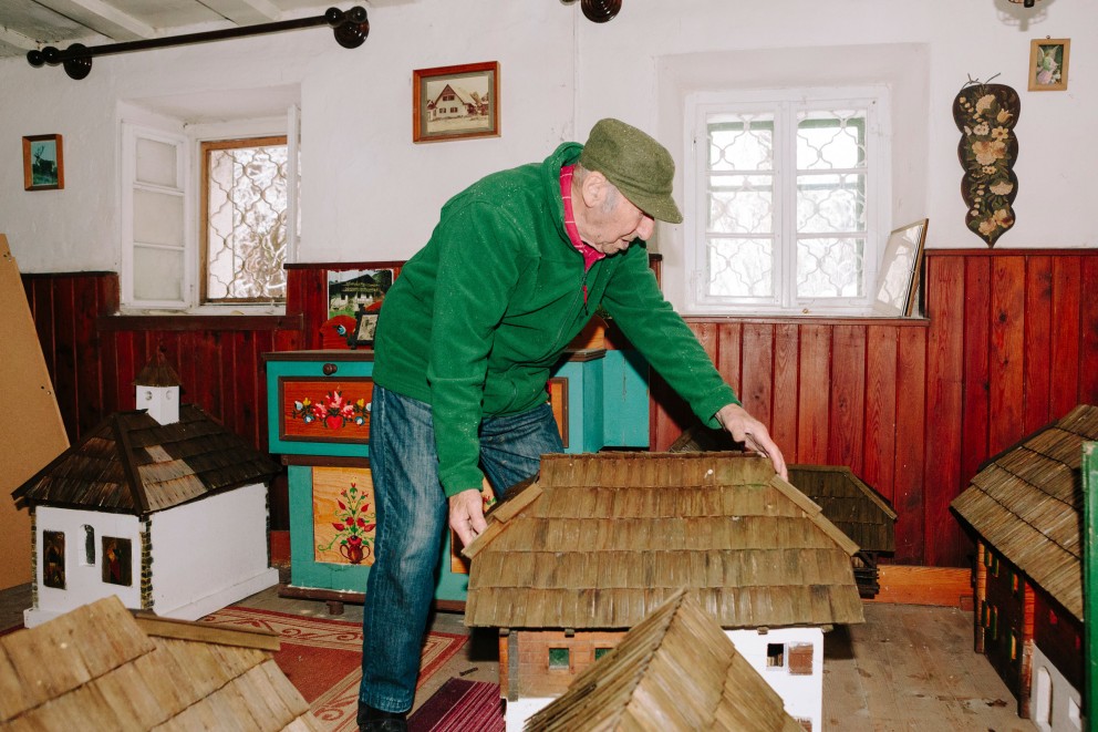 
				Paul mit einem fertigen Holzmodell in der Keusche.

			