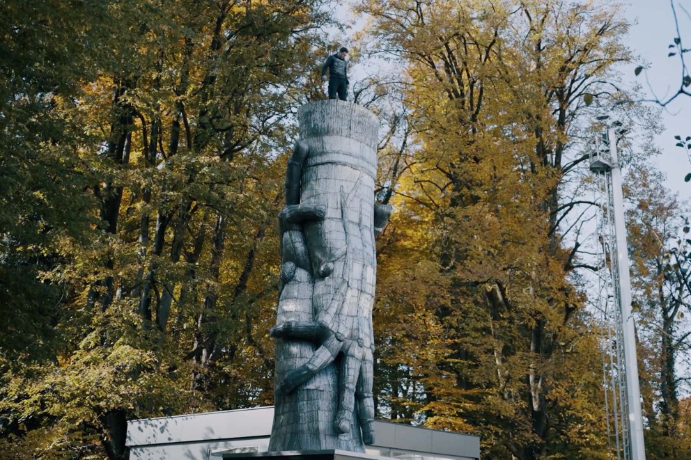 
				Martin betrachtet seine neun Meter hohe Stahlskulptur.

			