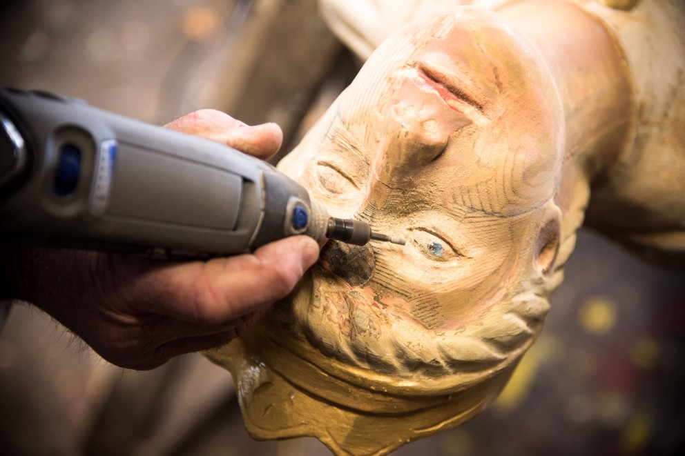 
				Für schönere Konturen: Was Wind und Wellen abgetragen haben, arbeitet Claus mit Bohrer und Skalpell an der Galionsfigur „Lissi“ wieder nach.

			