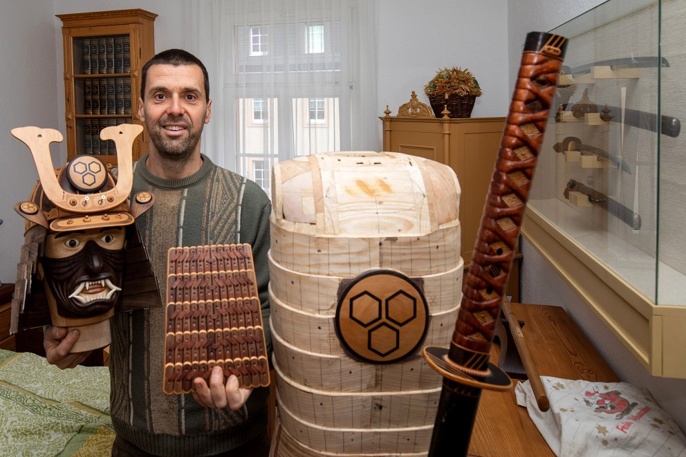 Danny mit Kopf, Rüstungsteil, Torso und dem Schwert des Samurai in seiner Wohnung. Danny mit Kopf, Rüstungsteil, Torso und dem Schwert des Samurai in seiner Wohnung.