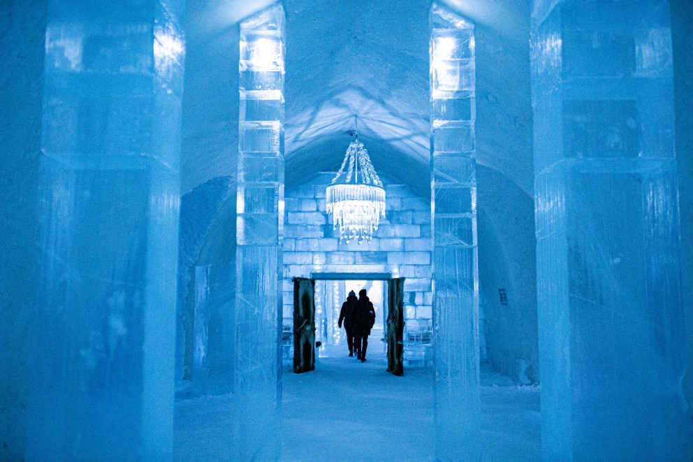 
				Majestätisch: die Empfangshalle des „Ice Hotel“ mit hohen schmalen Säulen und einem Kronleuchter aus Eis.

			