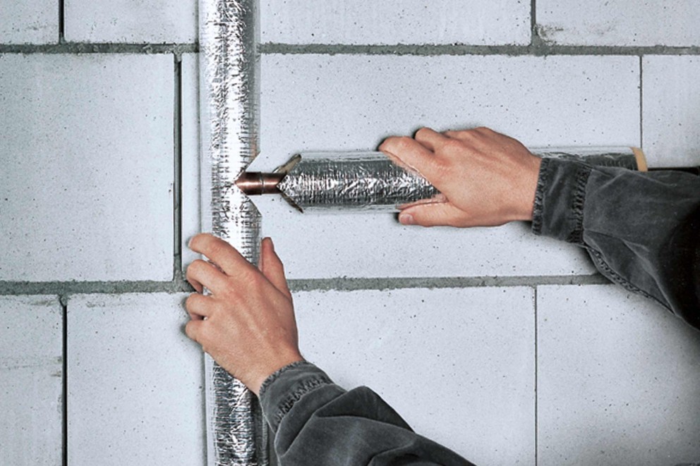 Installation d'une conduite de ventilation isolée sur un mur