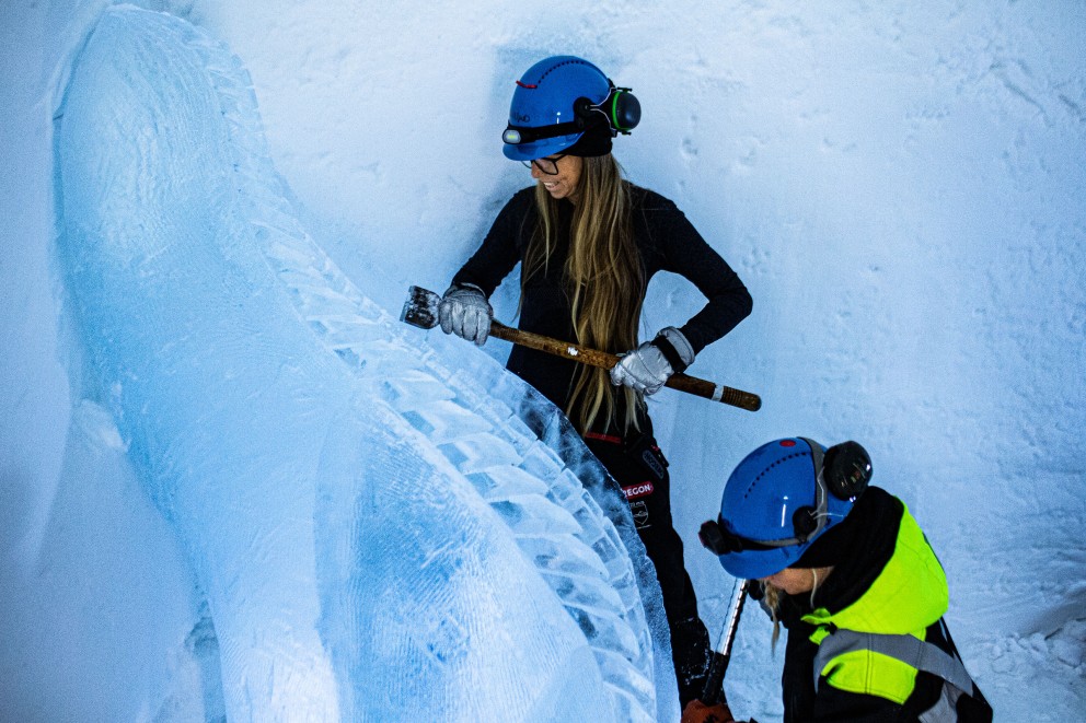 
				Die schwedische Künstlerin Linda Vagnelind arbeitet zusammen mit einem Helfer an einer Skulptur für die „Guardian Suite“, die sie im „Ice Hotel“ gestaltet.

			