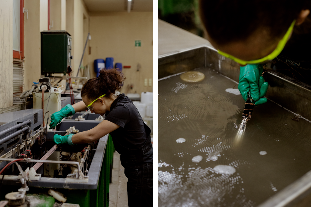 
				Das Galvanisierbad: Galvaniseurmeisterin Maxi Hänsch steht im Zug der brummenden Entlüftungsanlage und taucht das Messer – mit Kupferdraht als Minuspol des elektrolytischen Bades – ins Wasser. Am Wannenrand ist Silbergranulat am Pluspol befestigt.

			