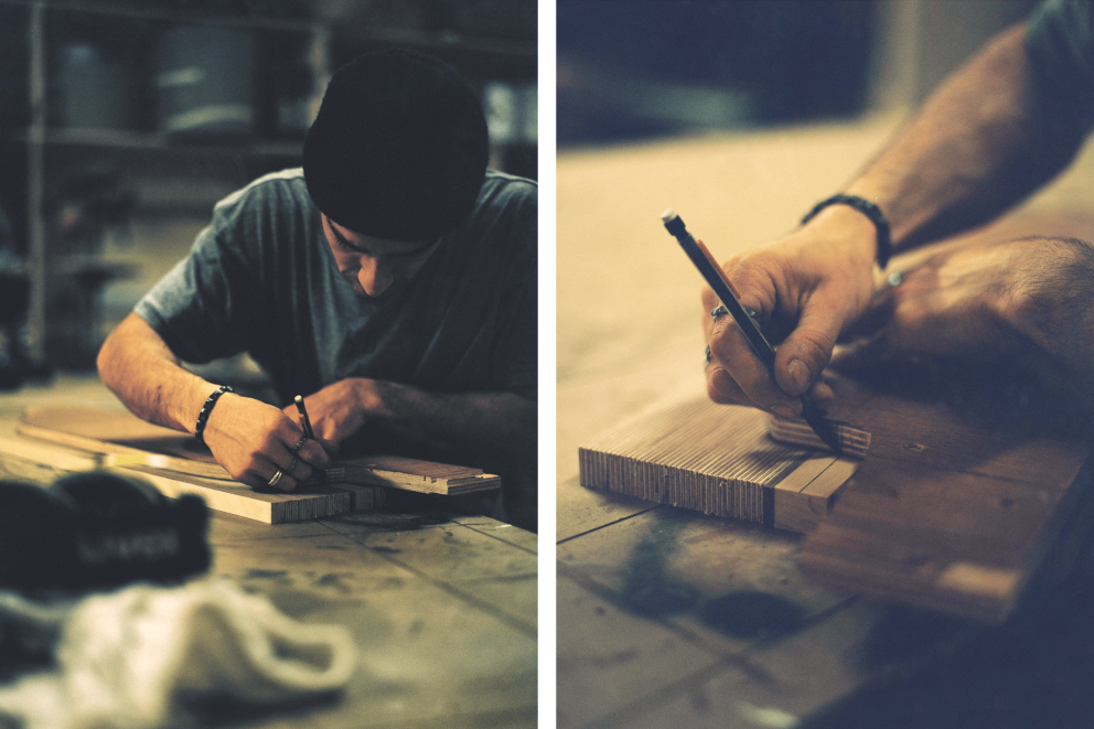 
				Handarbeit: Mit dem Bleistift zeichnet Sam die grobe Form des Skateboards auf das zurechtgeschnittene Holzbrett.

			