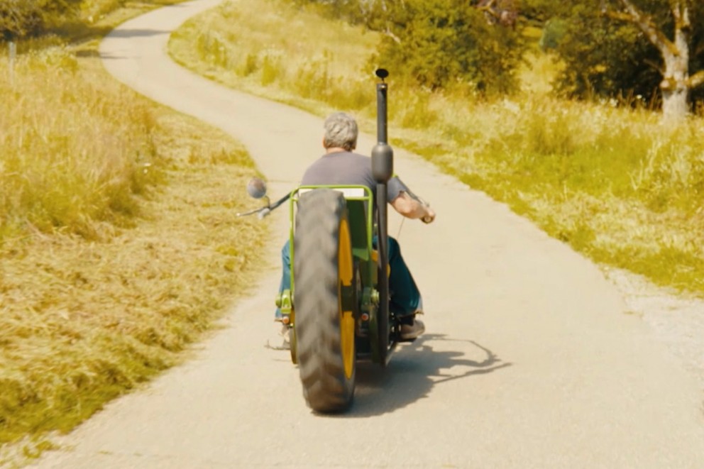 
				Willi auf einem Motorrad mit Traktorreifen als Hinterrad

			