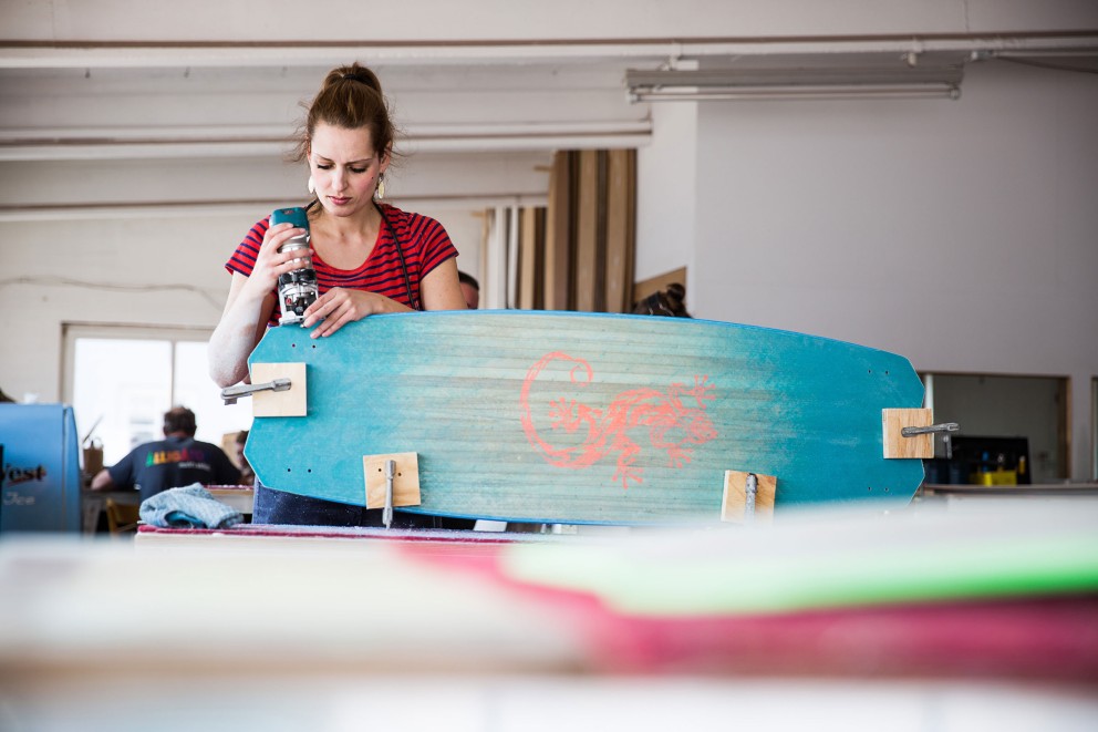 
							Maintenant ou jamais: Esther fabrique une planche de kitesurf
						