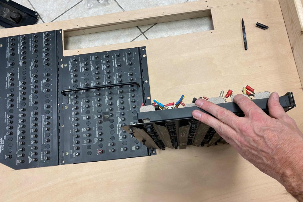 
				In die Rückwände von Stephan Buchmanns selbst gebautem Flugsimulator werden echte Panels mit Sicherungen aus ausrangierten Boeing 737 Flugzeugen eingesetzt.

			