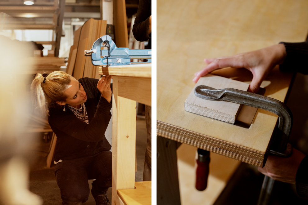 Autorin Esther Acason verschraubt den Schraubstock an der selbst gebauten Werkbank und drückt mithilfe einer Schraubzwinge und Zulage das Klebeband der Magnetplatte fest, die in das Holz ihrer selbst gebauten Werkbank eingelassen ist.