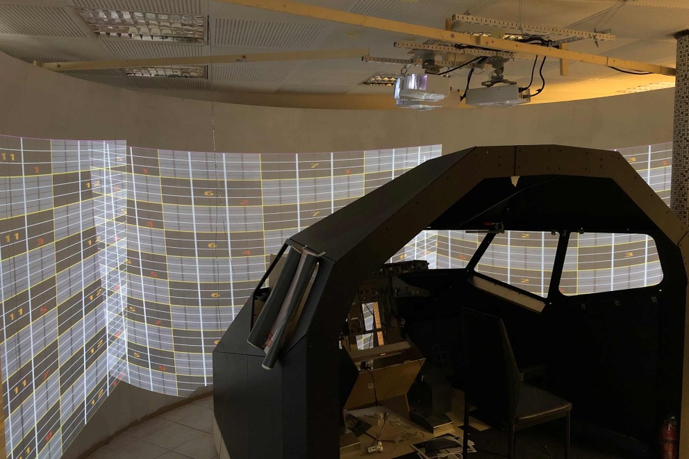 
				Mit der Warping Software entsteht in mehreren Anläufen das 180 Grad Bild, das Stephan Buchmann aus München braucht, um seinen Flugsimulator zu Ende zu bauen.

			