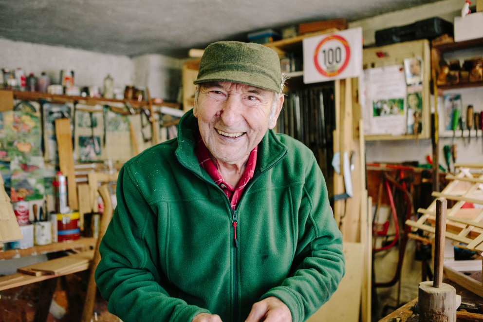 Paul Schmiedmaier in seiner Werkstatt. Paul Schmiedmaier in seiner Werkstatt.