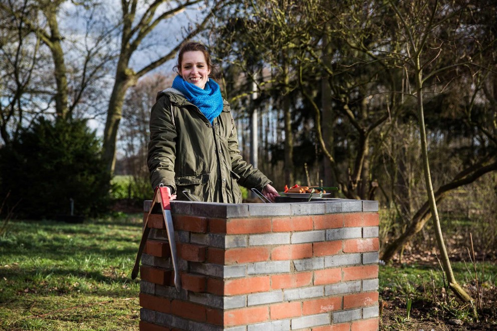 Autorin Esther Acason grillt auf dem selbst gemauerten Gartengrill. Autorin Esther Acason grillt auf dem selbst gemauerten Gartengrill.
