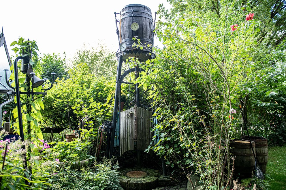 
				Grüner Garten mit selbst gebautem Duschturm.

			