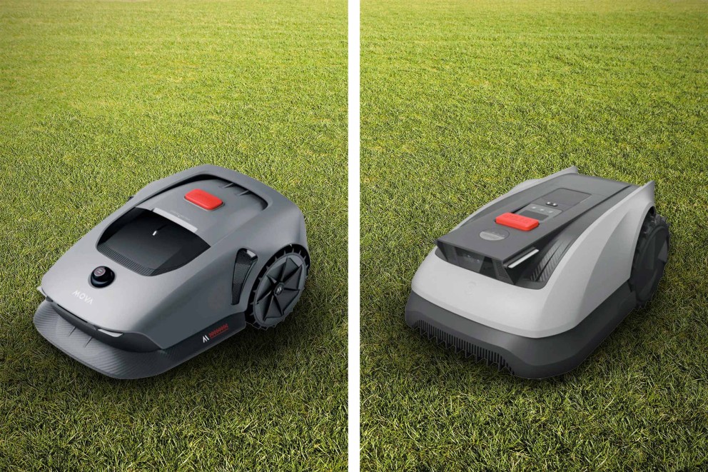 Deux robots tondeuses Mova sur une pelouse
