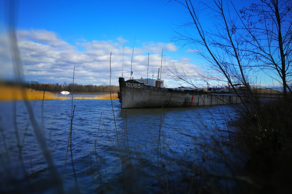 
				Kahn Nr. 10065 ist der letzte Schleppkahn auf der Donau. Jetzt ist es Thomas Gröglers Werkstatt.

			