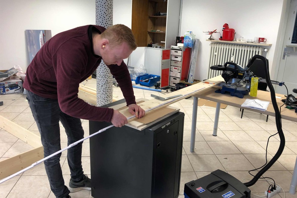 
				Stephan Buchmanns Sohn Jan packt beim Bau des eigenen Flugsimulators mit an: beim Zuschneiden der Bretter für die Base.

			