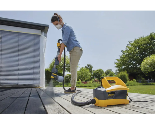 "Une femme peint la terrasse avec un système de pulvérisation de peinture 