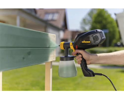 Système de pulvérisation de peinture appliquant de la peinture sur un objet en bois