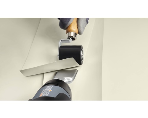 Traitement de film de toit avec un pistolet à air chaud et un rouleau de pression