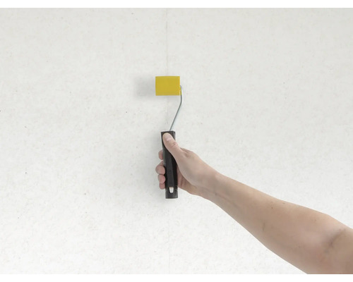 Hand bemalt Wand mit Farbroller gelb